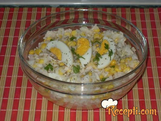 Salata sa pirinčem i kukuruzom