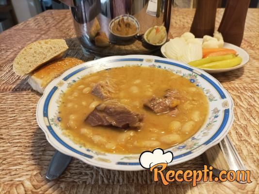 Pasulj sa suvim mesom, bez zaprške Pasulj sa suvim mesom, bez zaprške