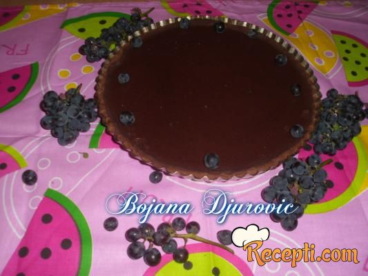 Čokoladni tart sa crnim grožđem
