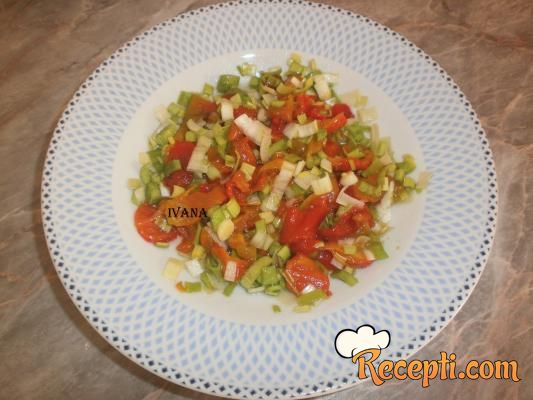 Salata sa pečenim paprikama (3)