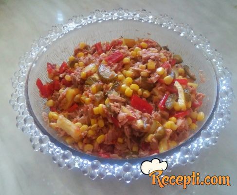 Salata od tunjevine i kukuruza