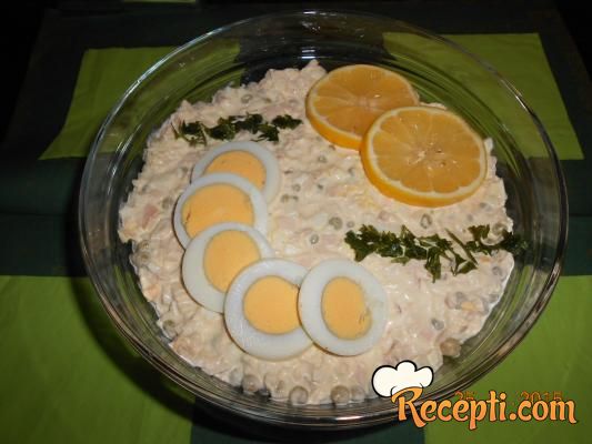 Salata sa jajima, graškom i pilećim mesom