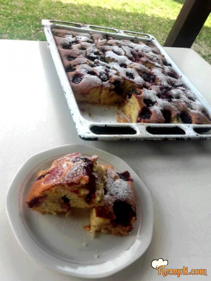 Piškota kolač sa voćem