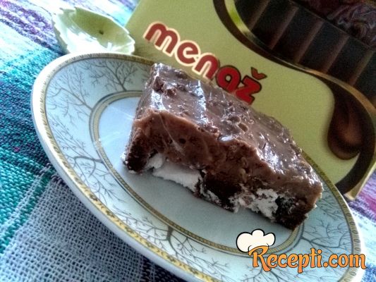 Rupičasti kolač sa čokoladom i šlagom