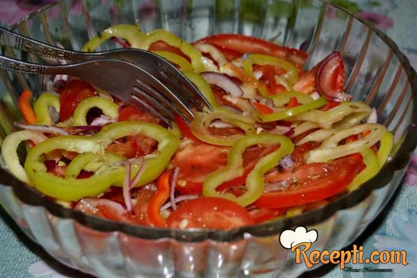 Paradajz paprika salata sa mediteranskim začinskim biljem