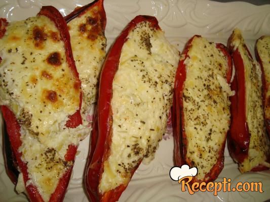 Crvena paprika punjena sirom i tikvicama