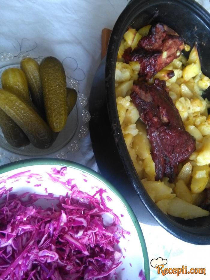 Suva svinjska rebarca sa krompirom i salata sa crvenim kupusom