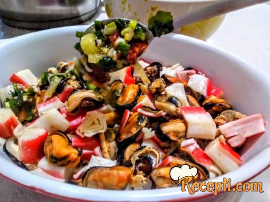 Salata sa dagnjama i surimi štapićima & Mussels and surimi sticks salad