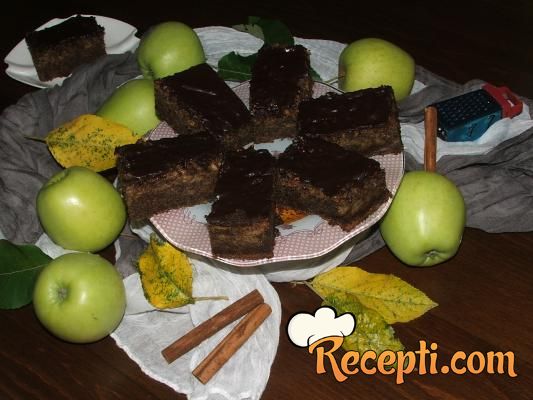 Jesenji kolač sa jabukama i rogačem