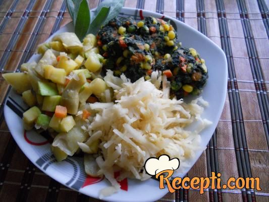 Pljeskavice od spanaća, dinstano povrće i salata od celera