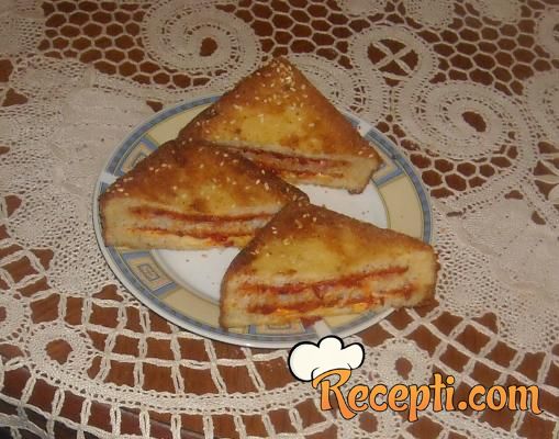 Ajvar tost sendviči