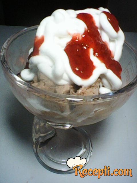 Jagoda-čokolada sladoled kup