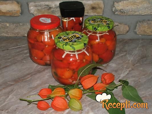 Crvena paradajz-paprika u tegli