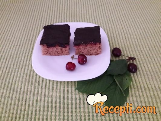 Čokoladni kolač sa trešnjama i cimetom