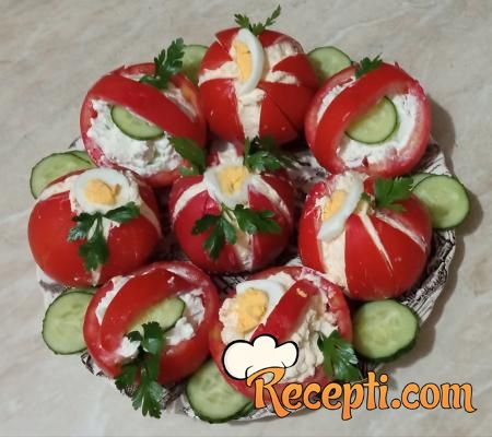 Korpice od paradajza punjene salatom od krastavaca