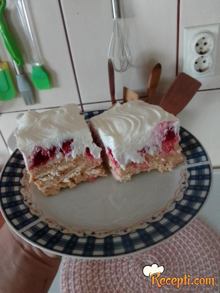 Brza torta sa keksom, jogurtom i malinama 