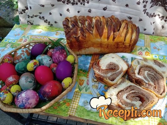 Uskršnja veknica sa marmeladom i kremom