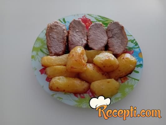 Svinjski but i mladi krompir iz rerne