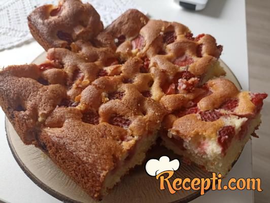 Žuti kolač sa jagodama i mix crveno voće