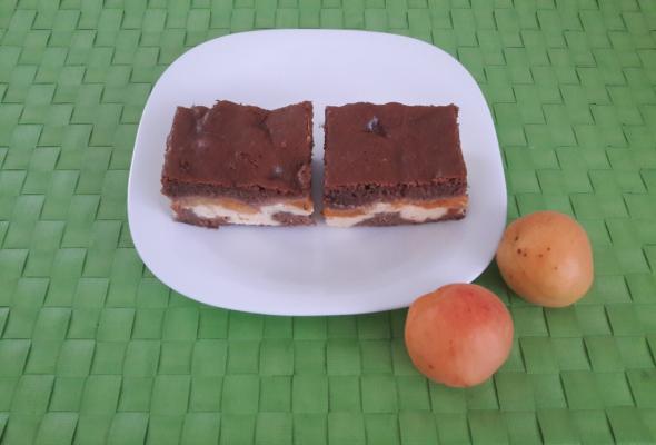 Čokoladni kolač sa kajsijama i sirom