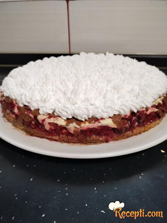 Piškota torta sa crvenim voćem