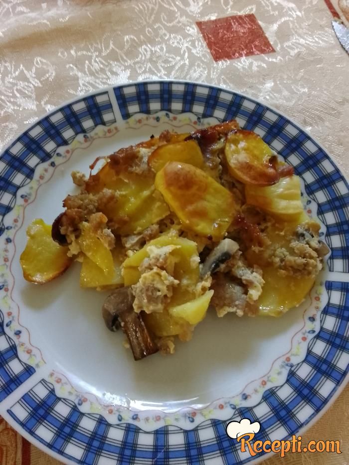 Musaka sa krompirom, mlevenim mesom i šampinjonima 