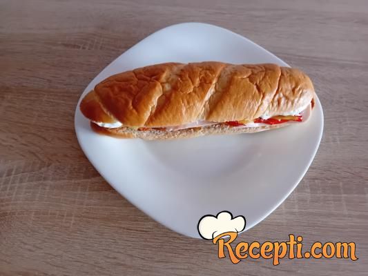 Sendvič sa šunkom i povrćem