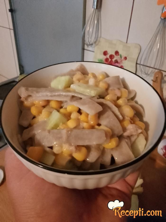 Posna salata sa tunjevinom, testeninom, šećercom i majonezom