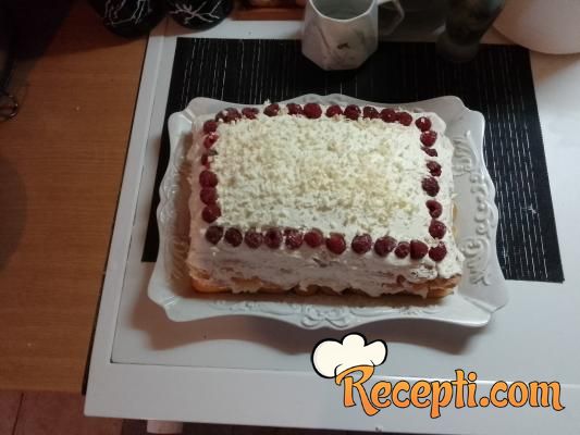 Beli tiramisu sa malinama 