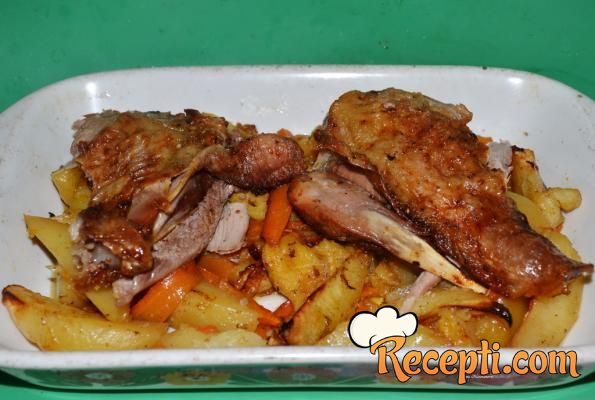 Ćureći batak sa krompirom, šargarepom i jabukom iz rerne