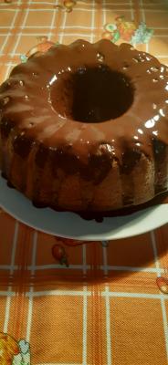 Kuglof preliven čokoladom