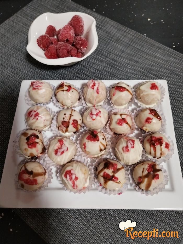 Kuglice od bele čokolade i malina