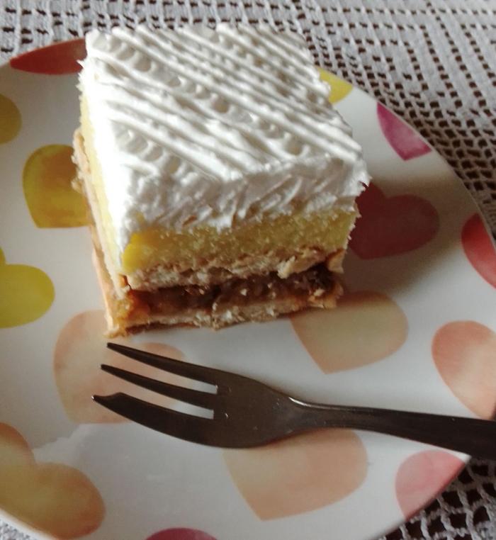 Torta sa jabukama, kokosom i keksom