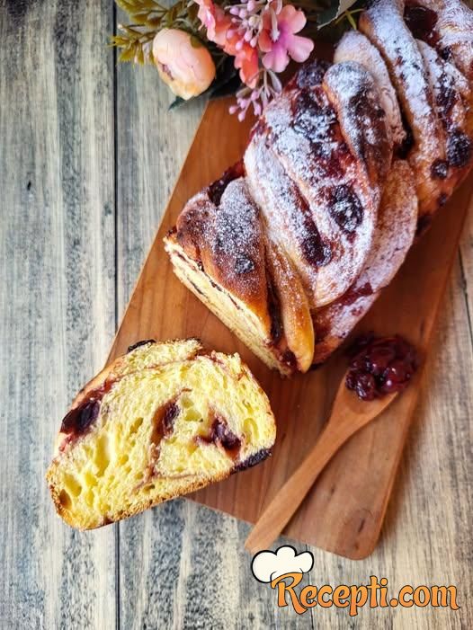 Sočna babka sa džemom od višanja