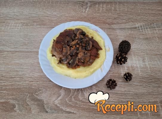 Svinjske šnicle u sosu od pečurki sa kikirikijem