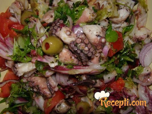 Salata od hobotnice sa povrćem