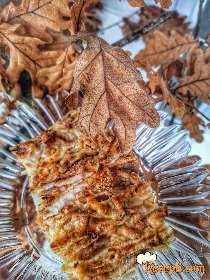 Pita sa mlevenim keksom i jabukama