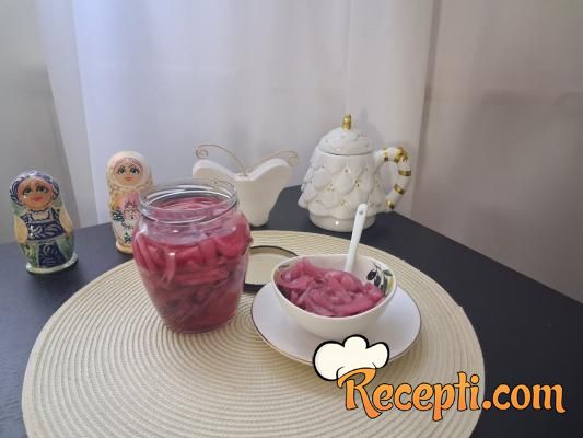 Ukiseljen šalot luk