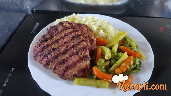 Pljeskavice sa povrćem i pirinčem