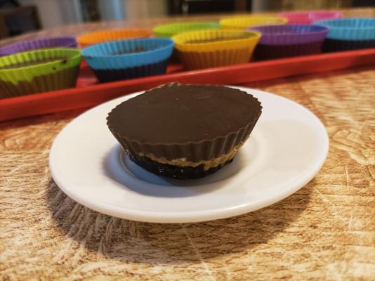 Čokoladne korpice sa urmama, kikiriki puterom i bademima