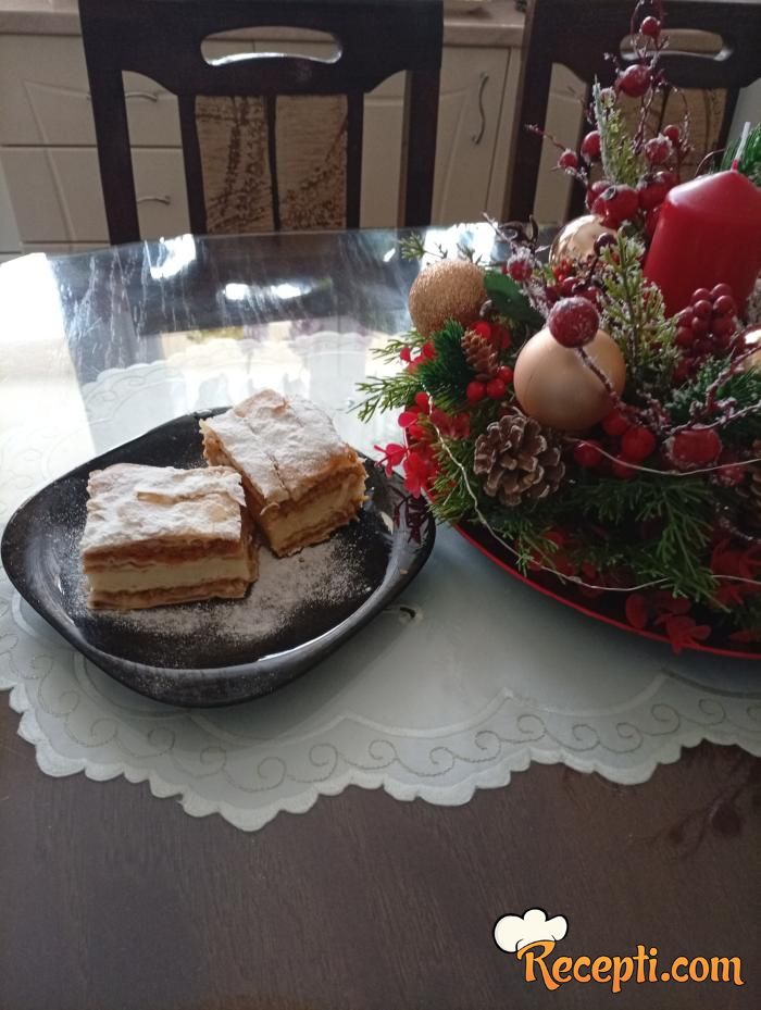 Kolač sa grizom i jabukama