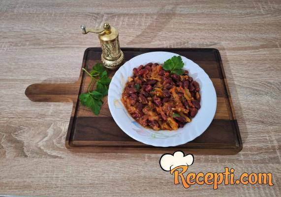 Posni pasulj sa pečenim paprikama i paradajzom