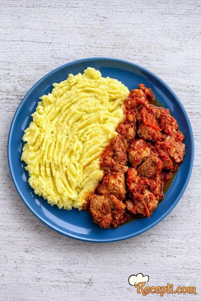 Gulaš sa svinjskim mesom i domaćim pire krompirom