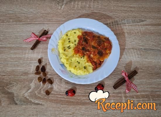 Piletina u paradajz sosu sa suvim grožđem