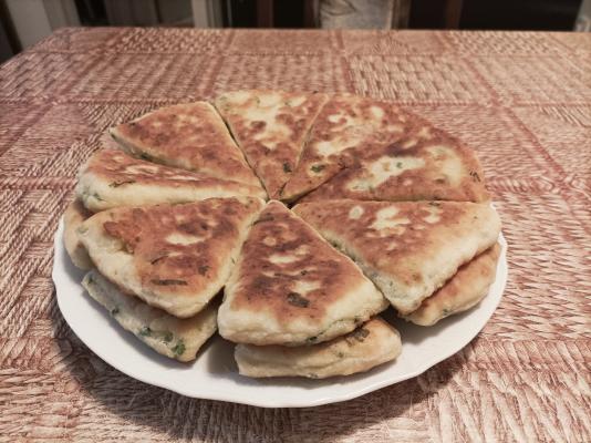 Prženo pecivo sa sirom i lukom