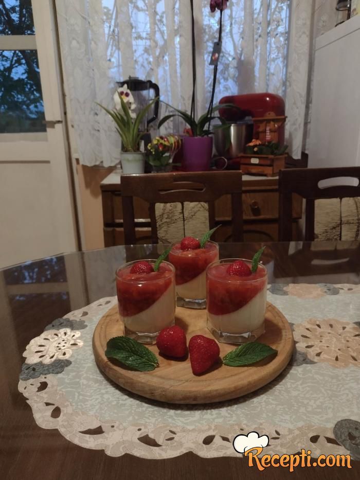 Panna cotta sa jagodama