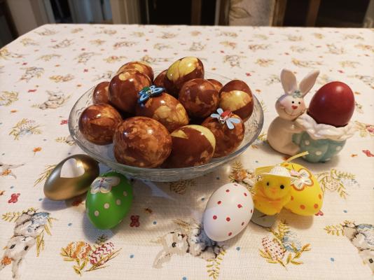 Farbana jaja u lukovini i papiru