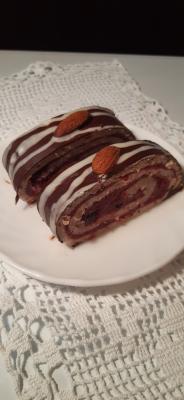 Rolat sa bademima, šumskim voćem i čokoladom