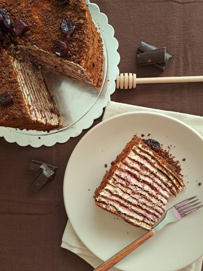 Čokoladni medovik sa višnjama