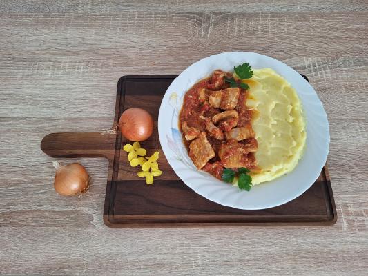 Tradicionalni svinjski gulaš sa paradajzom